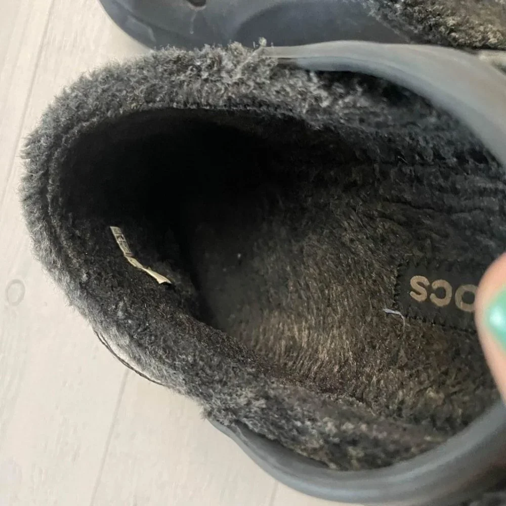 Crocs black fuzz lined juniors 1/3‎